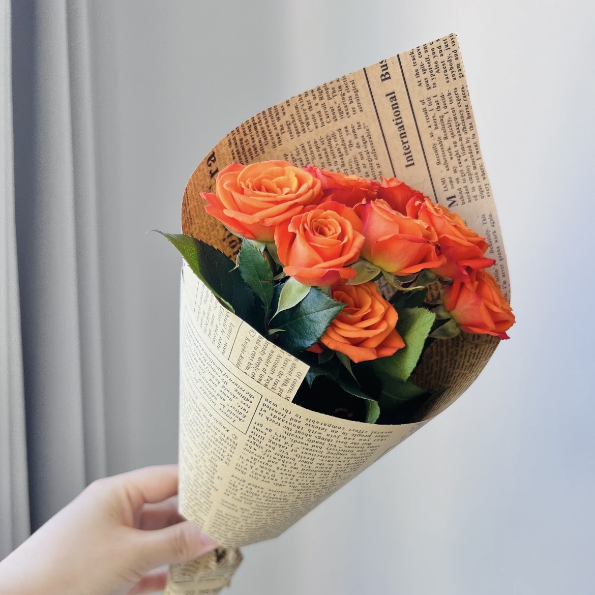 橙色芭比迷你小花束配英文报简约包装跨年约会小花束
